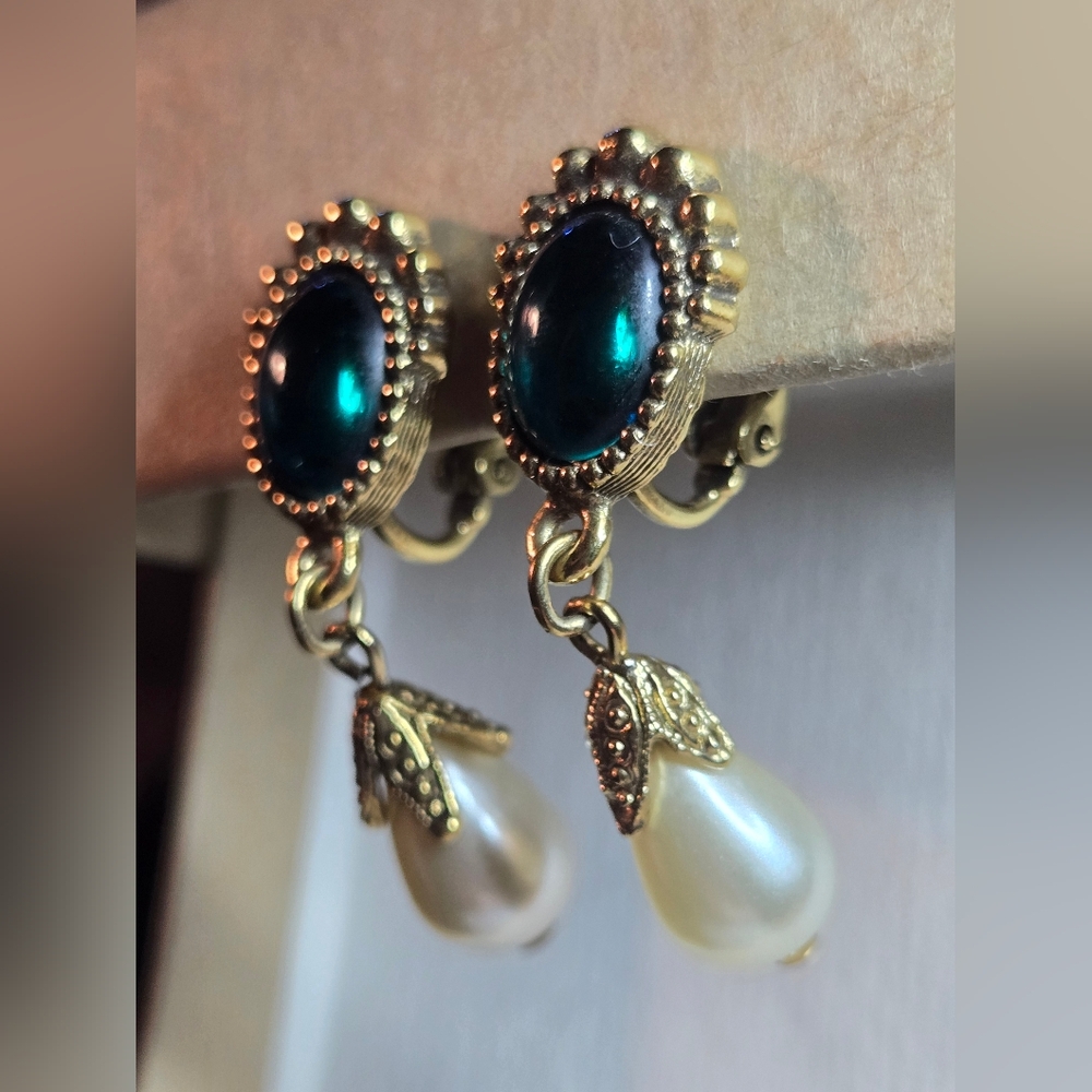 EUC Vintage Gold Tone Teal Blue Cabochon Faux Pearl Clip On Earrings - Picture 2 of 5